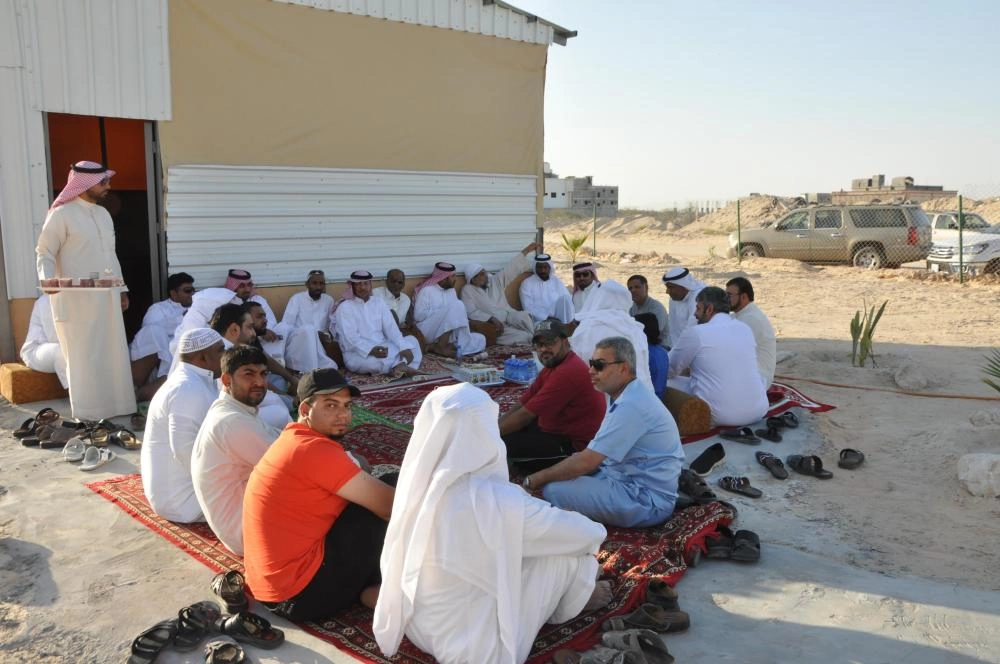 أهالي الحي ينتظرون (مكة)