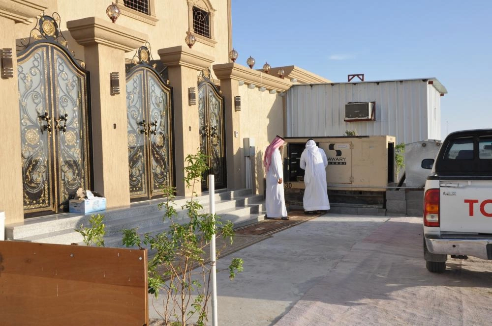 مولد كهرباء كبير بجانب أحد البيوت (مكة)