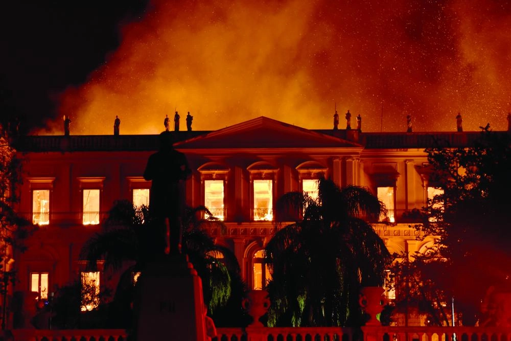 النيران تلتهم المتحف الوطني في ريو دي جانيرو (د ب أ)