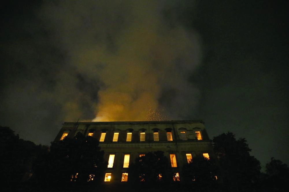 النيران تلتهم المتحف الوطني في ريو دي جانيرو (د ب أ) 