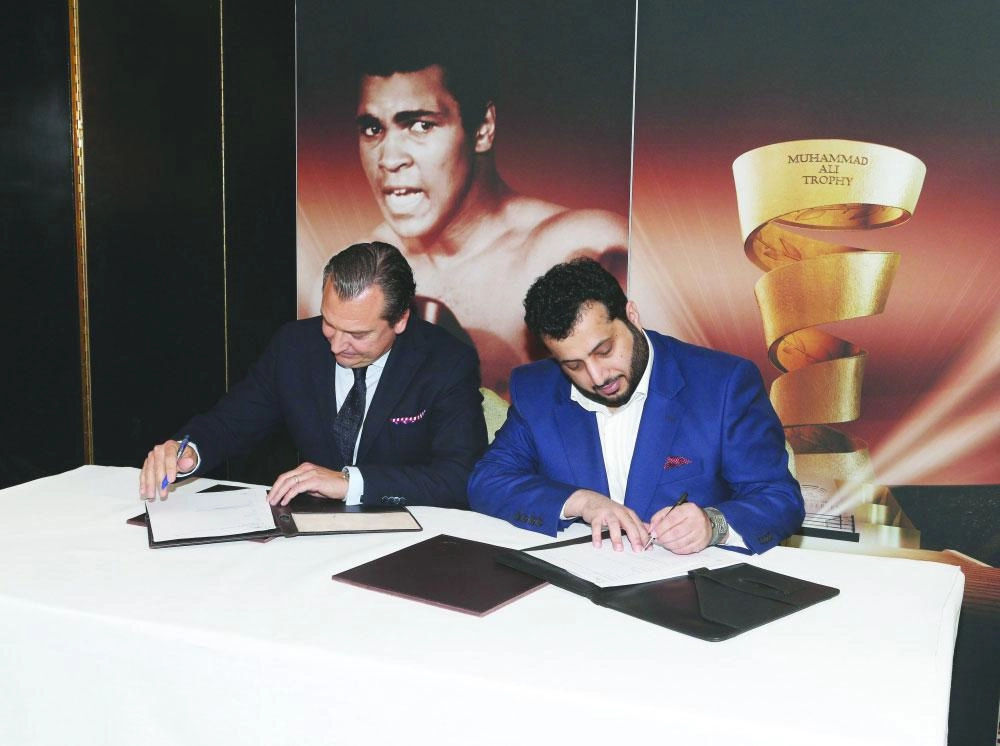 تركي آل الشيخ خلال توقيع اتفاقية نهائي السوبر العالمي للملاكمة          (واس)