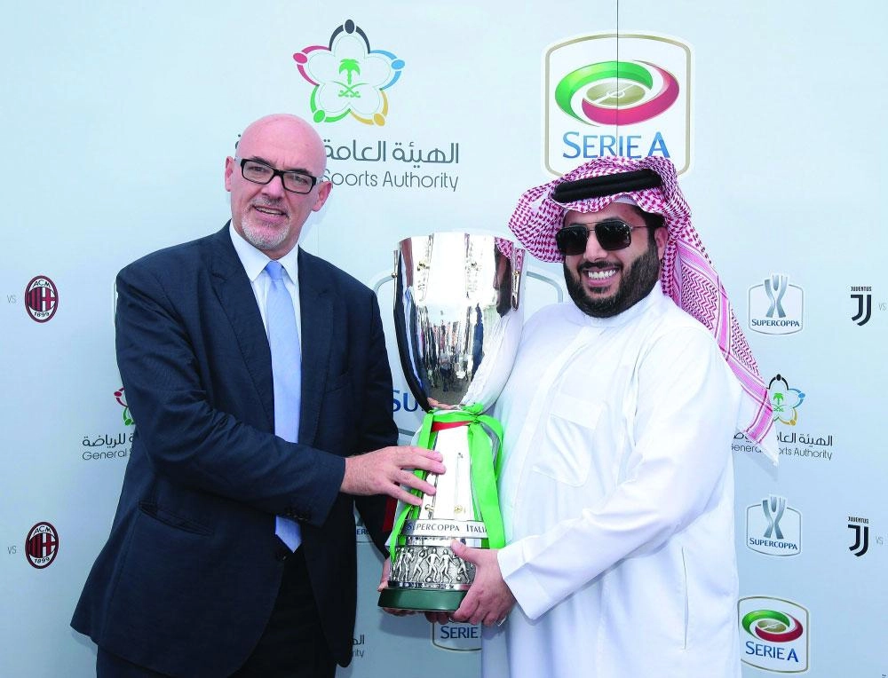 تركي آل الشيخ خلال توقيع اتفاقية نهائي السوبر العالمي للملاكمة          (واس)