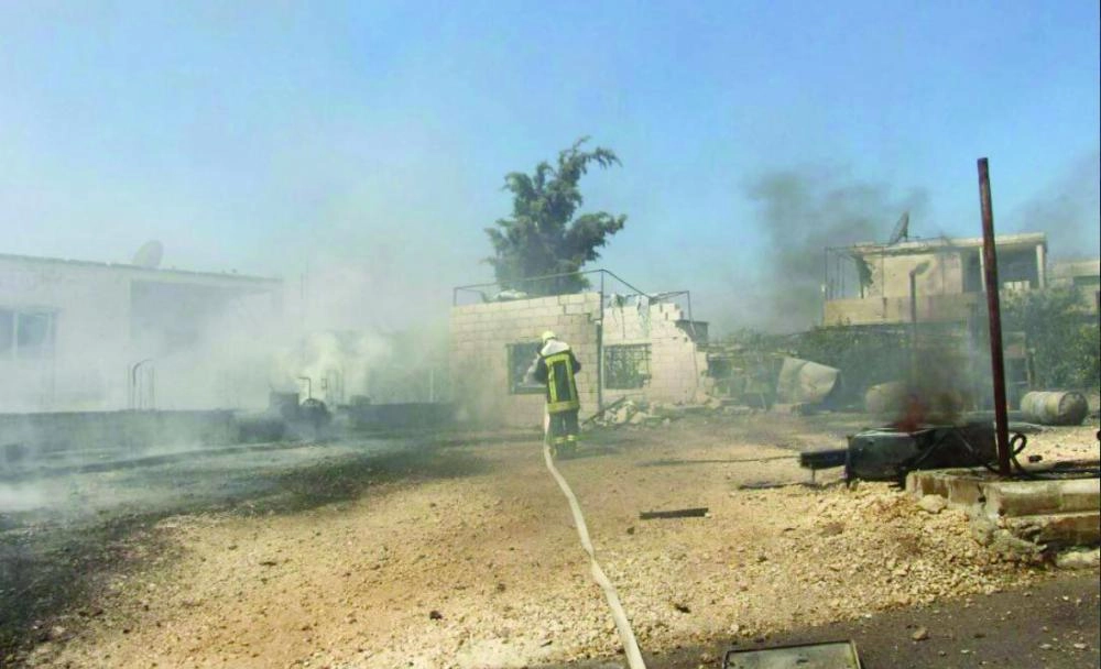 






من آثار الغارات على إدلب مساء أمس                                                             (تويتر)