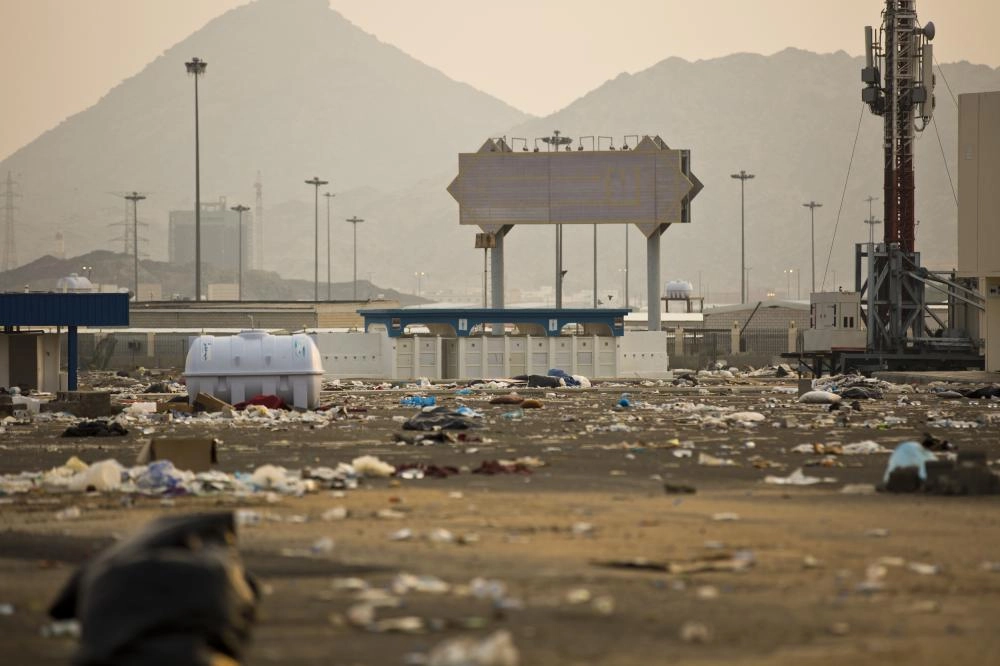 جانب من مخالفات النظافة بمشعر مزدلفة