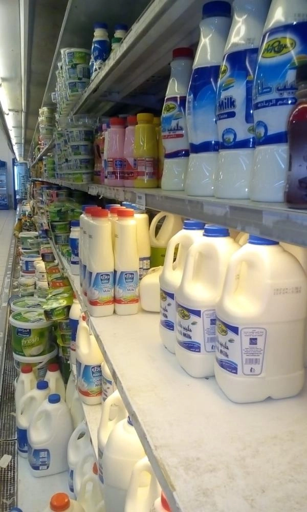 






منتجات ألبان لشركات عدة في أحد مراكز الدمام                       (مكة)