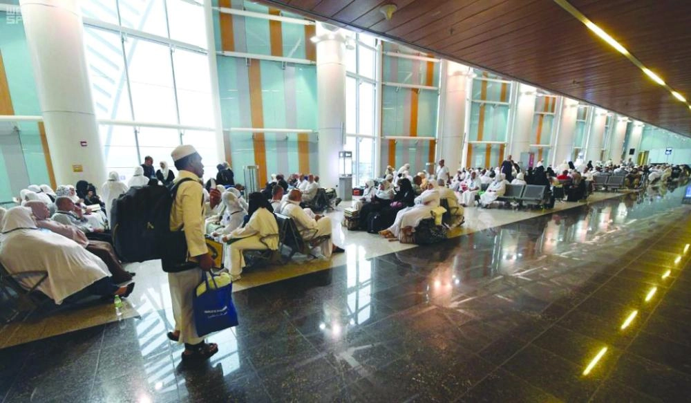 حجاج خلال مغادرتهم المدينة المنورة (واس) 