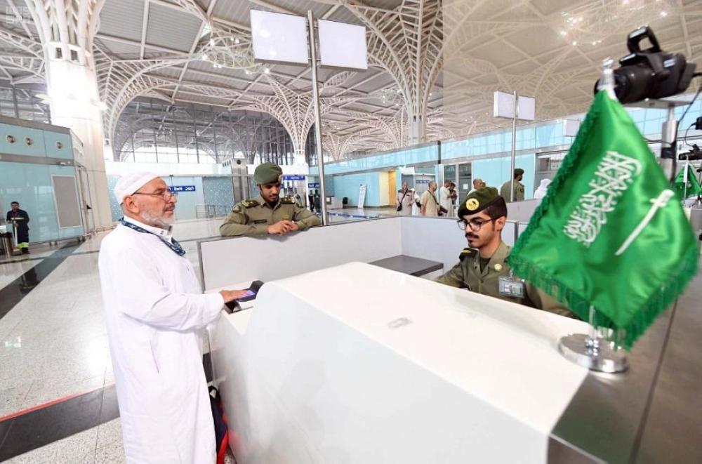 حجاج خلال مغادرتهم المدينة المنورة (واس) 