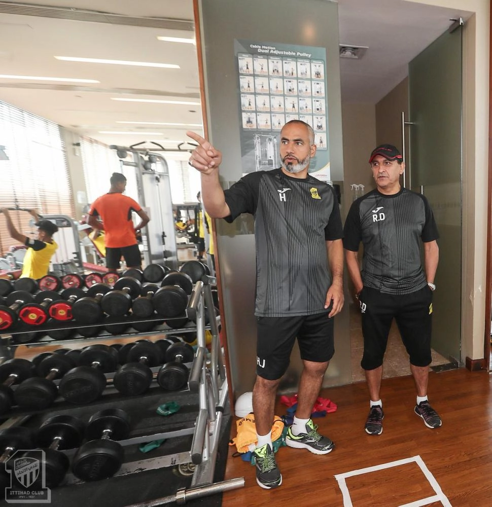 رامون دياز وحسين الصادق خلال معسكر الاتحاد في أبوظبي أمس (مكة)