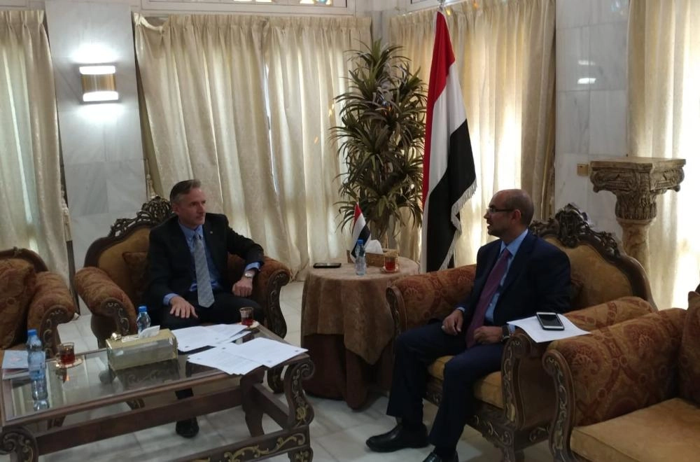 محمد السعدي وستيفن اندرسون خلال اللقاء (تويتر)