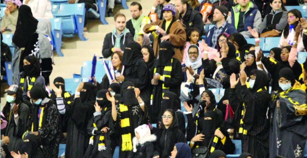 حضور العائلات في أستاد الملك فهد الدولي بالرياض في وقت سابق (مكة)