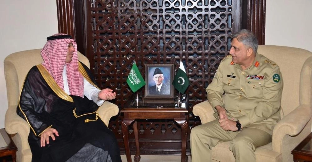 عواد العواد خلال لقائه قمر جاويد (واس)