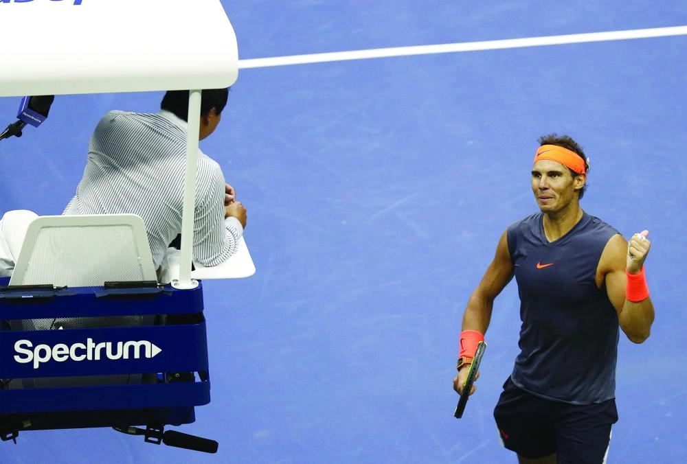 






نادال يتحدث إلى رئيس النادي خلال المباراة          (د ب أ)