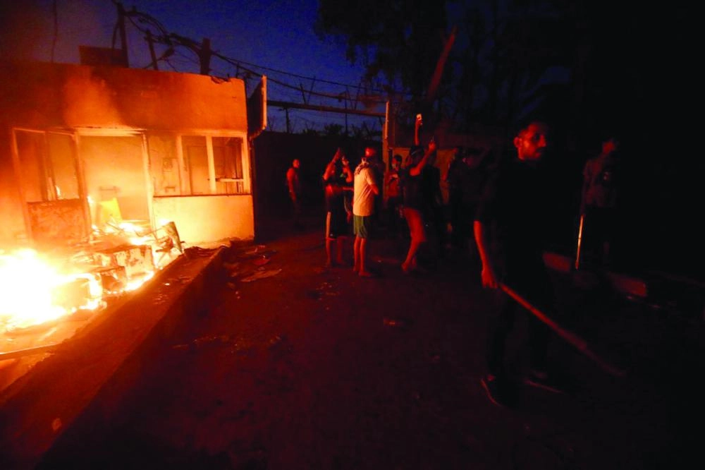 






مشاهد من إحراق العراقيين للأعلام الإيرانية ومقر القنصلية في البصرة                                                                     (تويتر)