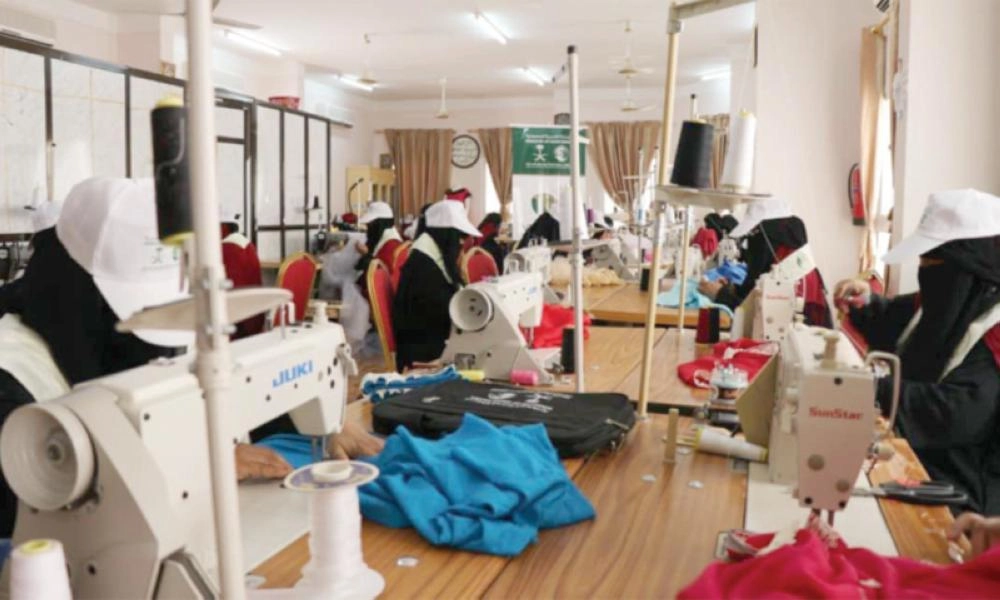 يمنيات في دورة تعليم الخياطة لأسر الأيتا م (واس)