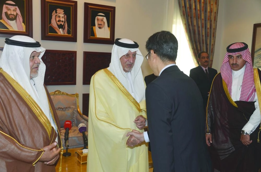 خالد الفيصل لدى استقباله رؤساء البعثات القنصلية                               (واس)