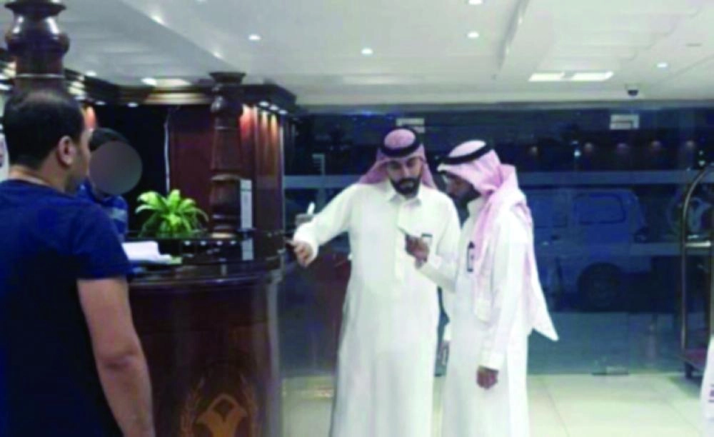 فرق التفتيش خلال ضبطها الوافد داخل الفندق (مكة)