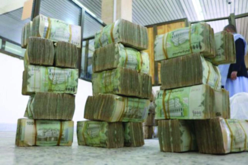 






أموال مكدسة في أحد محال الصرافة