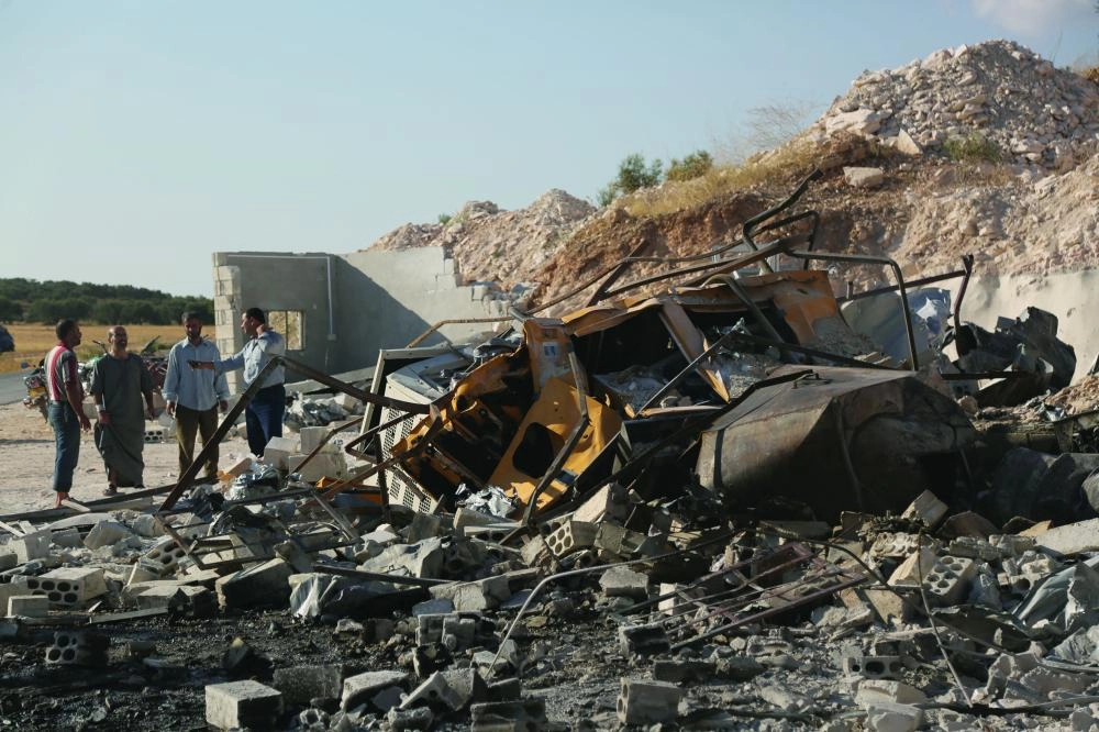 Syrian inspect the wreckage at a site after Syrian government airstrikes which targeted the civilian hospital with several missiles in the town of Hass, Rural Idlib Alhnobi, Syria, 08 September 2018. Photo: Anas ALkharboutli/dpa