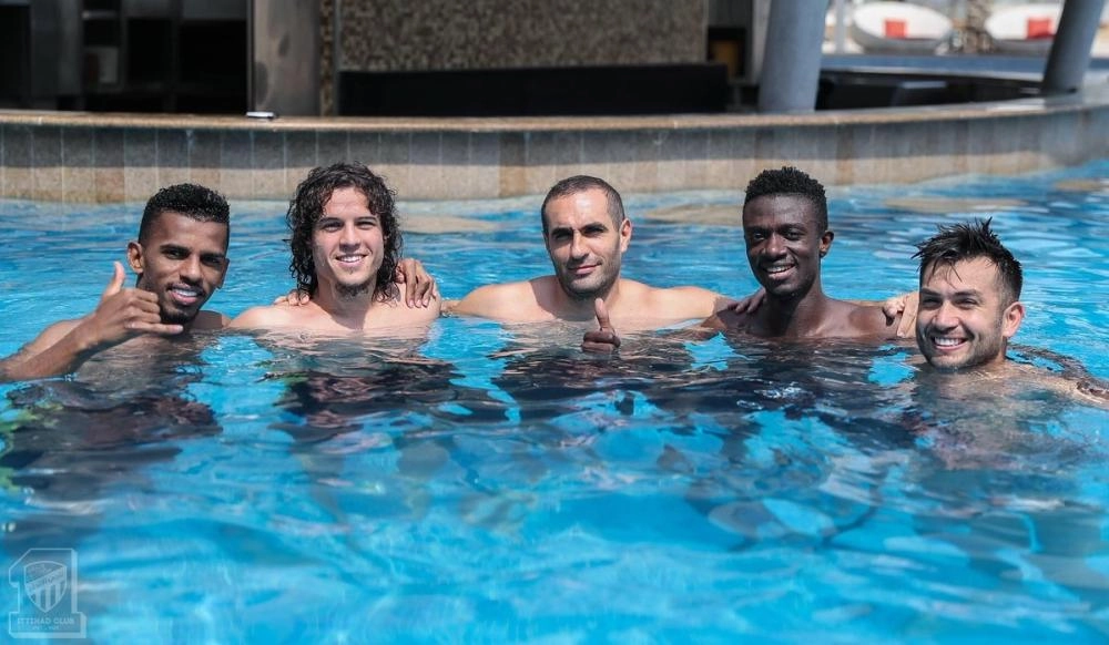 لاعبو الاتحاد خلال تدريباتهم في معسكر الفريق بأبوظبي                                                                                   (مكة)