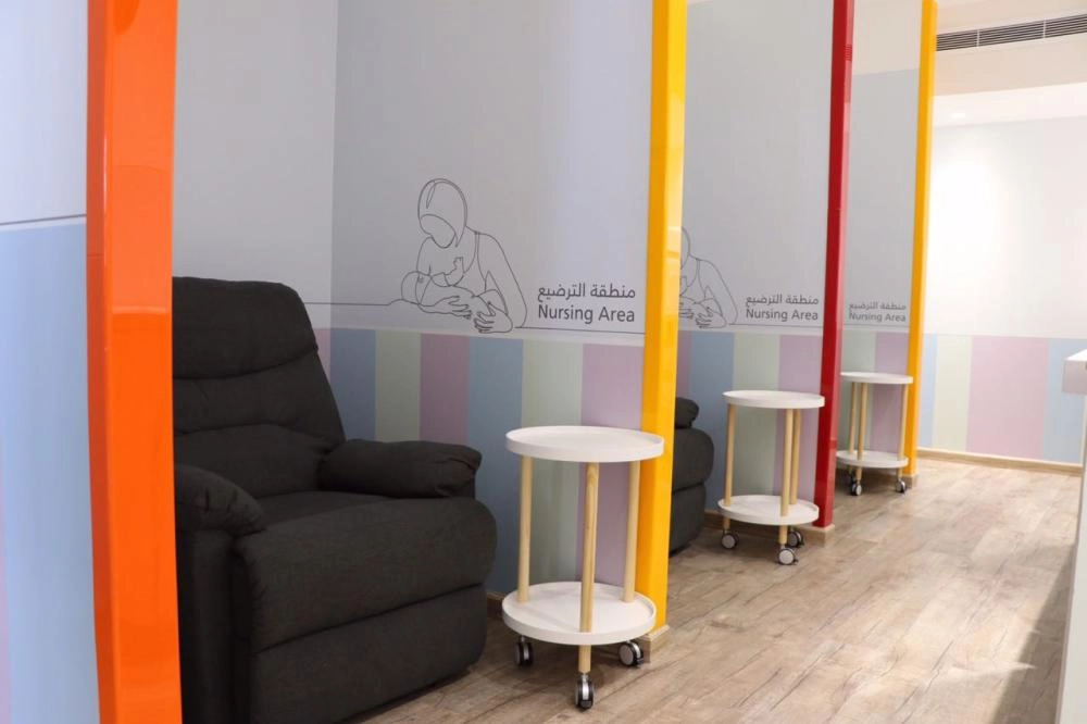 من الغرف المخصصة للرضاعة الطبيعية في مطار الملك خالد الدولي   (مكة)