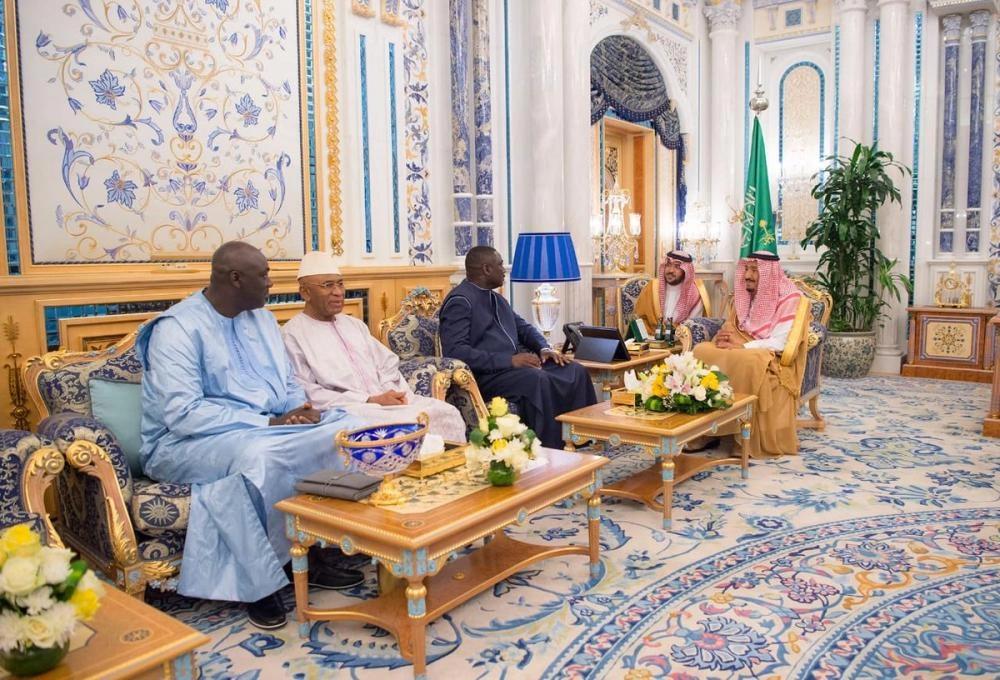 الملك سلمان لدى استقباله مامادو تانقارا في قصر السلام بجدة (واس) 