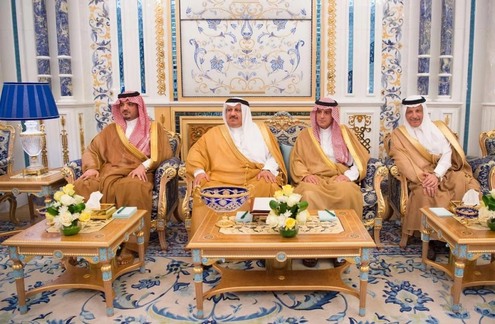 عبدالعزيز بن سعود وخالد العيسى وعادل الجبير وأحمد قطان خلال اللقاء