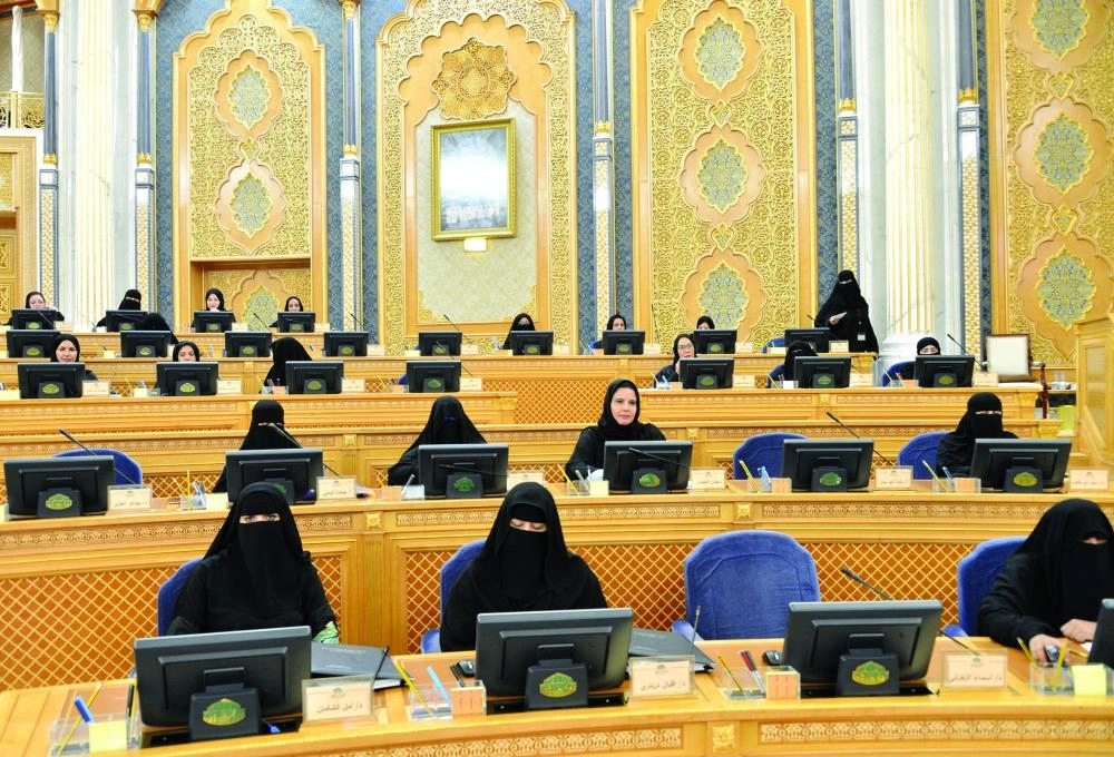 عدد من عضوات الشورى خلال جلسة أمس (مكة) 