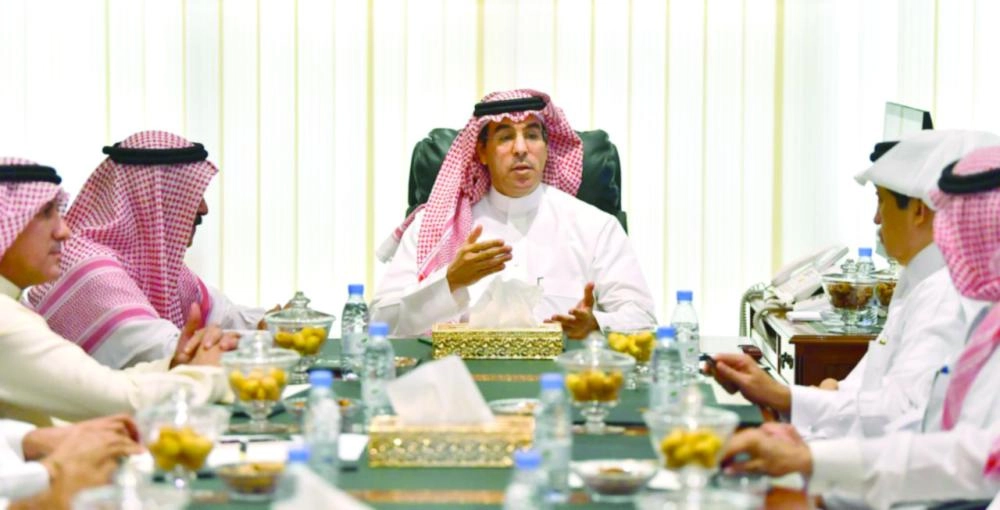 عواد العواد خلال لقائه رؤساء تحرير الصحف المحلية (مكة)