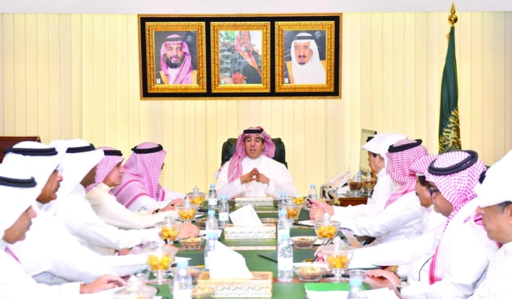 عواد العواد خلال لقائه رؤساء تحرير الصحف المحلية  (مكة) 