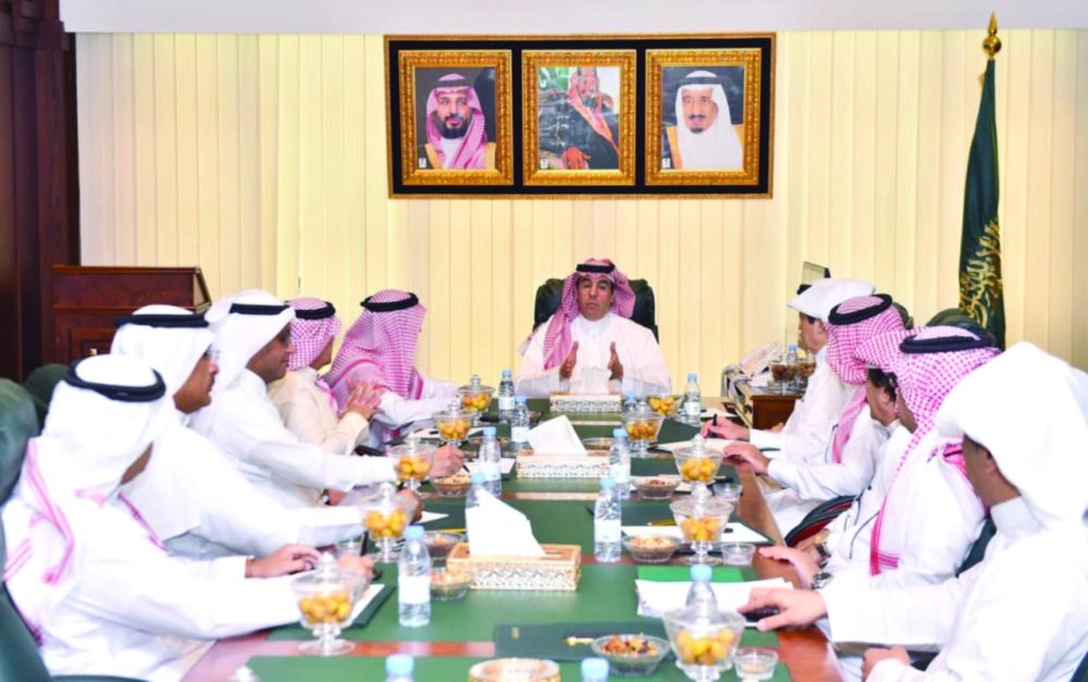 عواد العواد خلال لقائه رؤساء تحرير الصحف المحلية  (مكة)