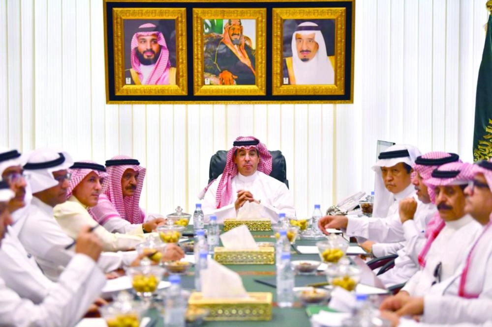 عواد العواد خلال لقائه رؤساء تحرير الصحف المحلية  (مكة)