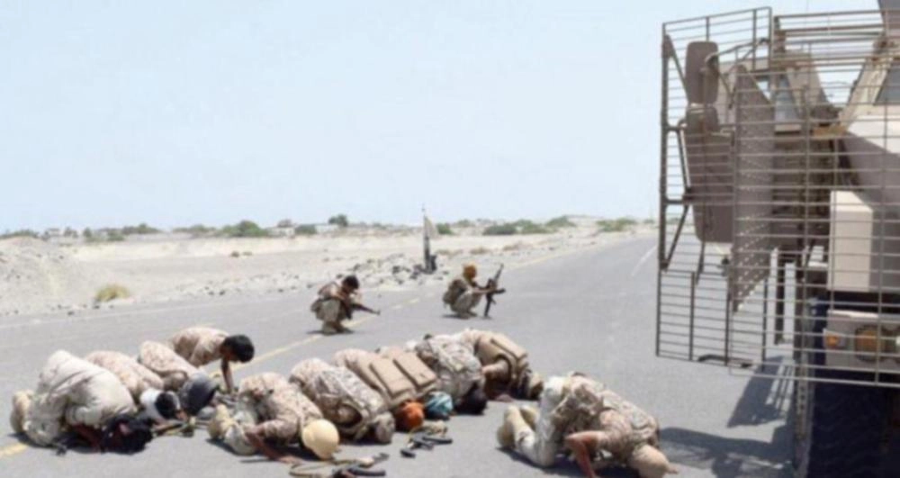 سجود الشكر على تحرير الكيلو 16        (تويتر)