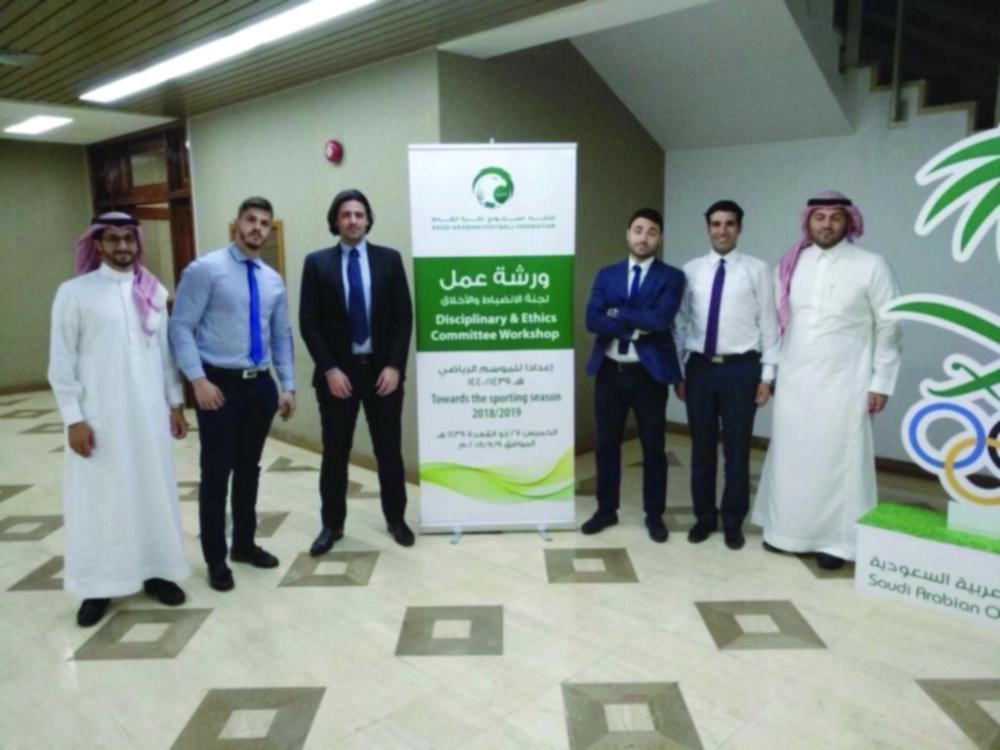 






عماد الثاني من اليسار                                                (مكة)