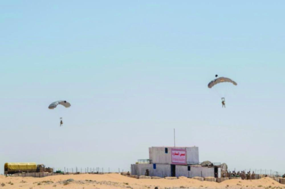 من تمارين الانزال المظلي  (واس)