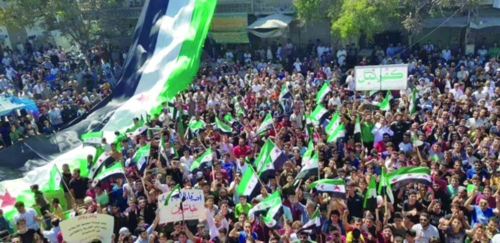 






مئات آلاف السوريين في مظاهرات أمس                                 (تويتر)