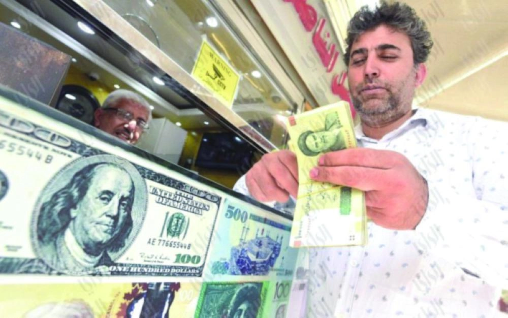 






إيراني يعد نقوده عند أحد محلات الصرافة