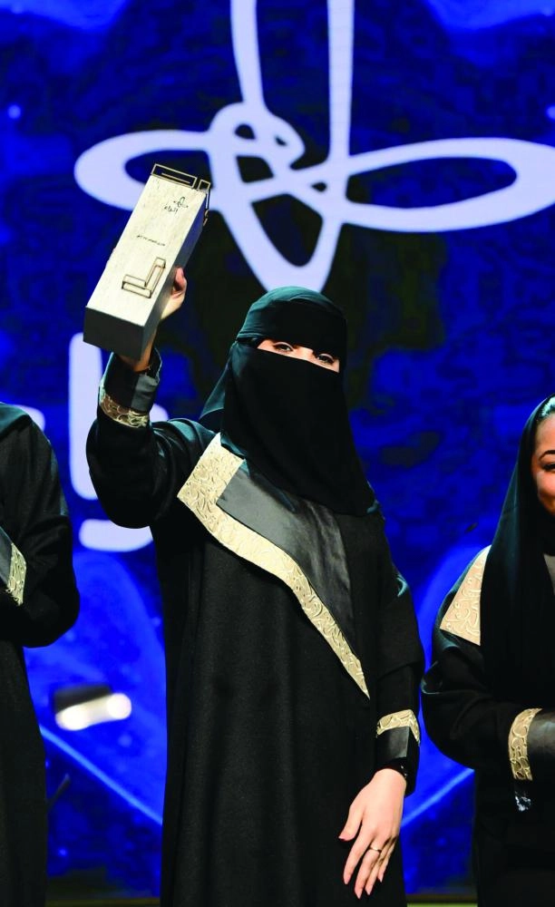 إحدى الفائزات بالجوائز