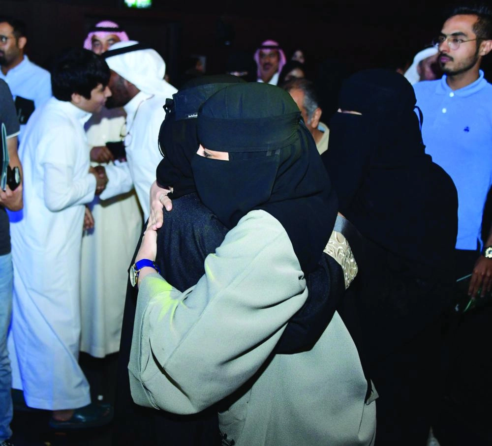 عناق بين الفائزات بالجوائز