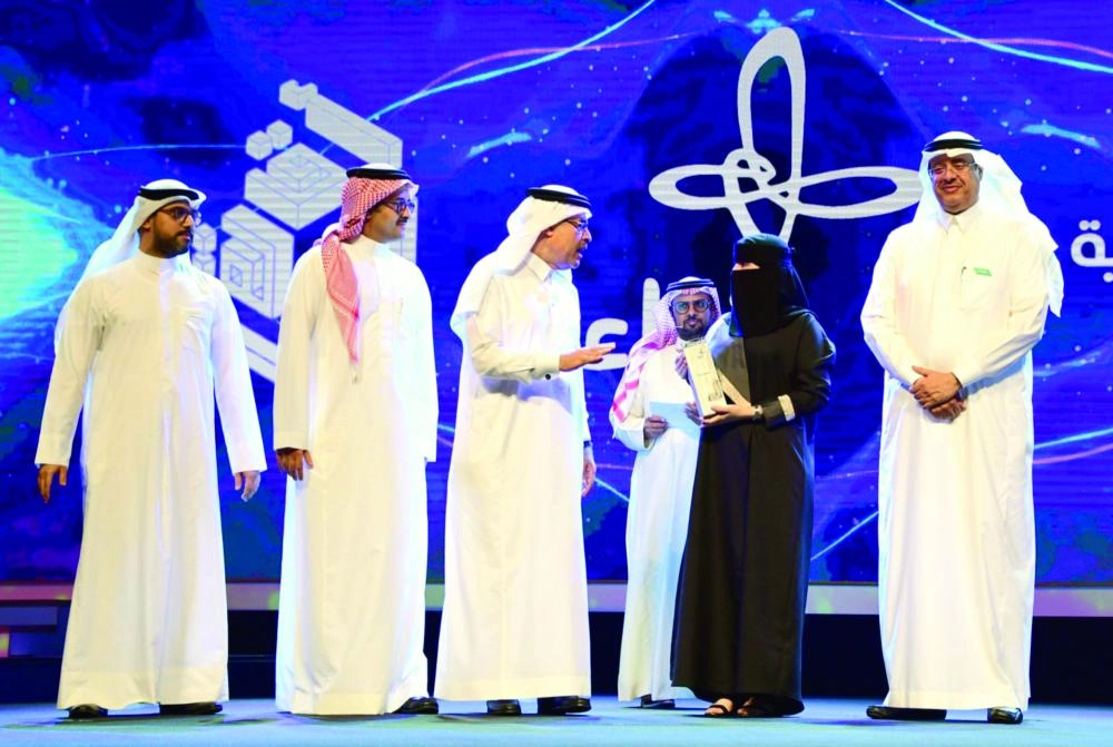 تكريم لإحدى الفائزات