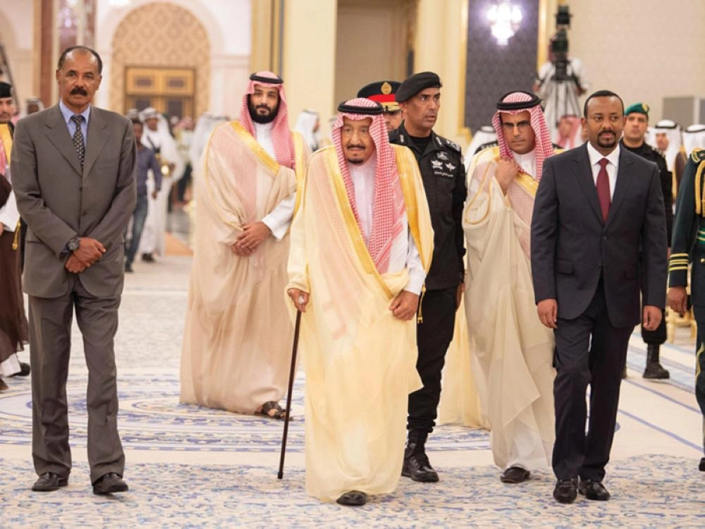 الملك سلمان خلال استقباله أسياس أفورقي وآبي أحمد علي بحضور ولي العهد في جدة (مركز التواصل الحكومي)