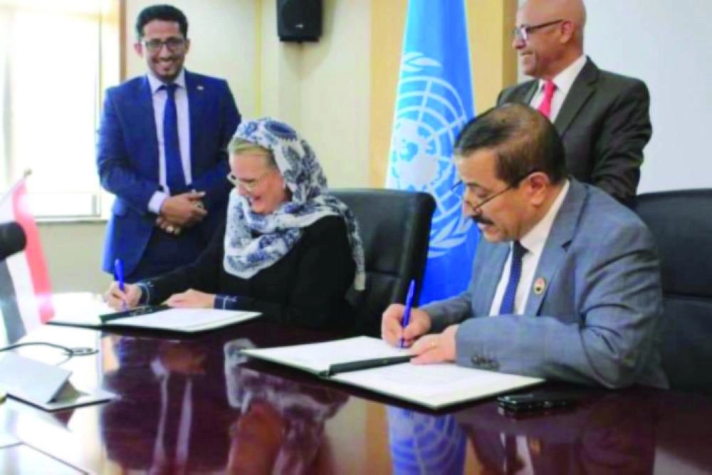 






جراندي توقع الاتفاقية مع الانقلابيين                                                             (تويتر)