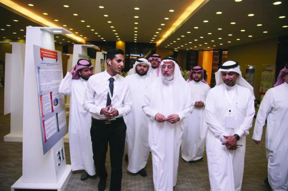 أكاديميون خلال حضورهم الملتقى