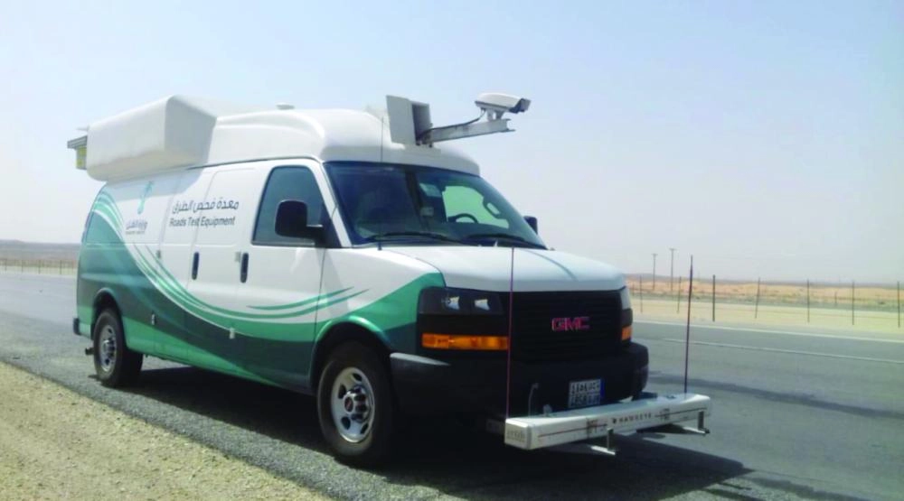 إحدى السيارات المخصصة لفحص الطرق                                                          (واس)