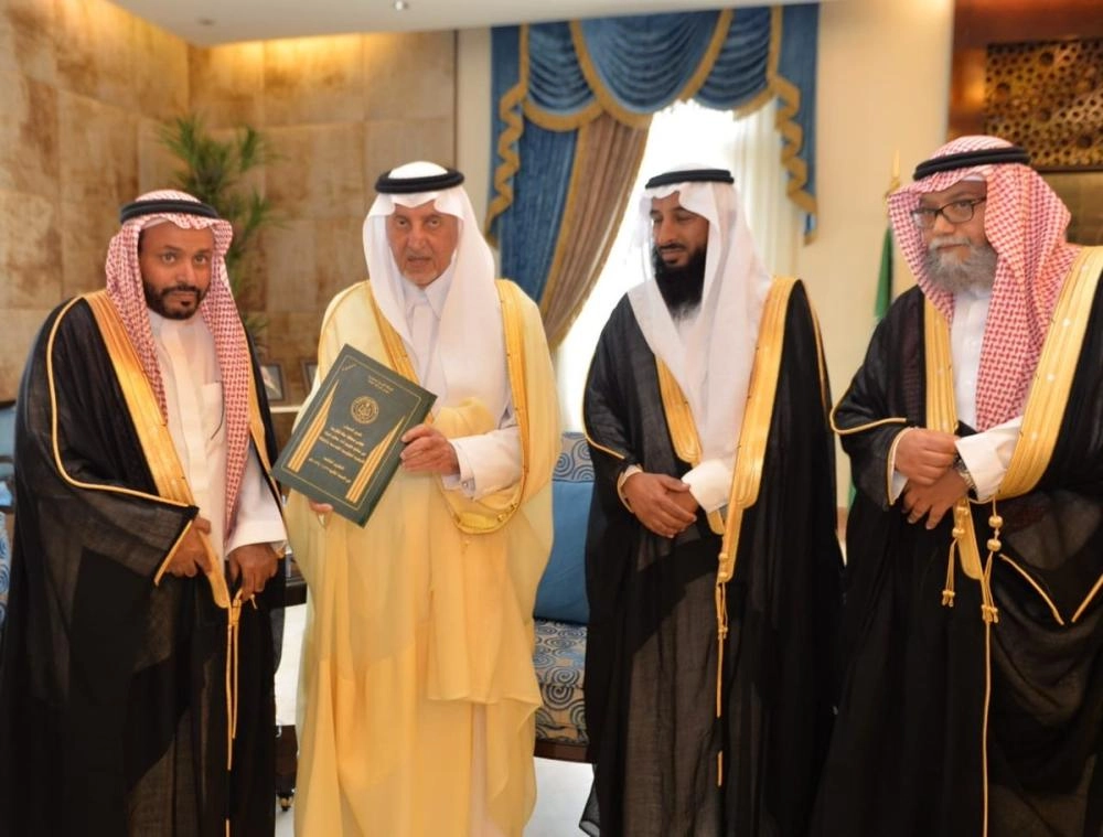 خالد الفيصل عقب تسلمه تقرير ديوان المراقبة                                  (تويتر)