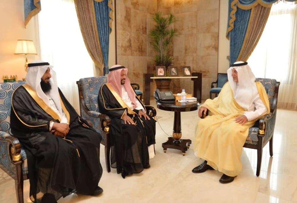 خالد الفيصل خلال استقباله سعد القثامي                                                     (تويتر)