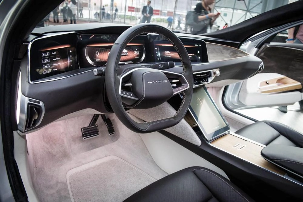 






من داخل إحدى سيارات لوسيد                                                   (مكة)