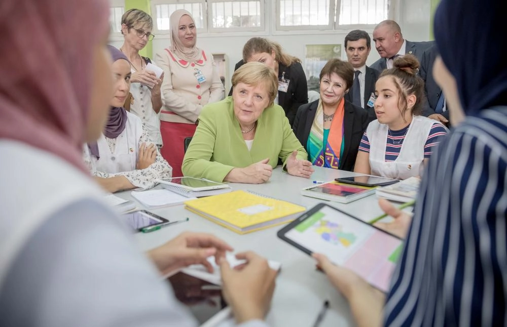 






ميركل مع طالبات خلال جولة في المدرسة           (د ب أ)