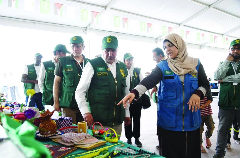 عبدالله الربيعة يستمع لشرح عن مشغولات يدوية