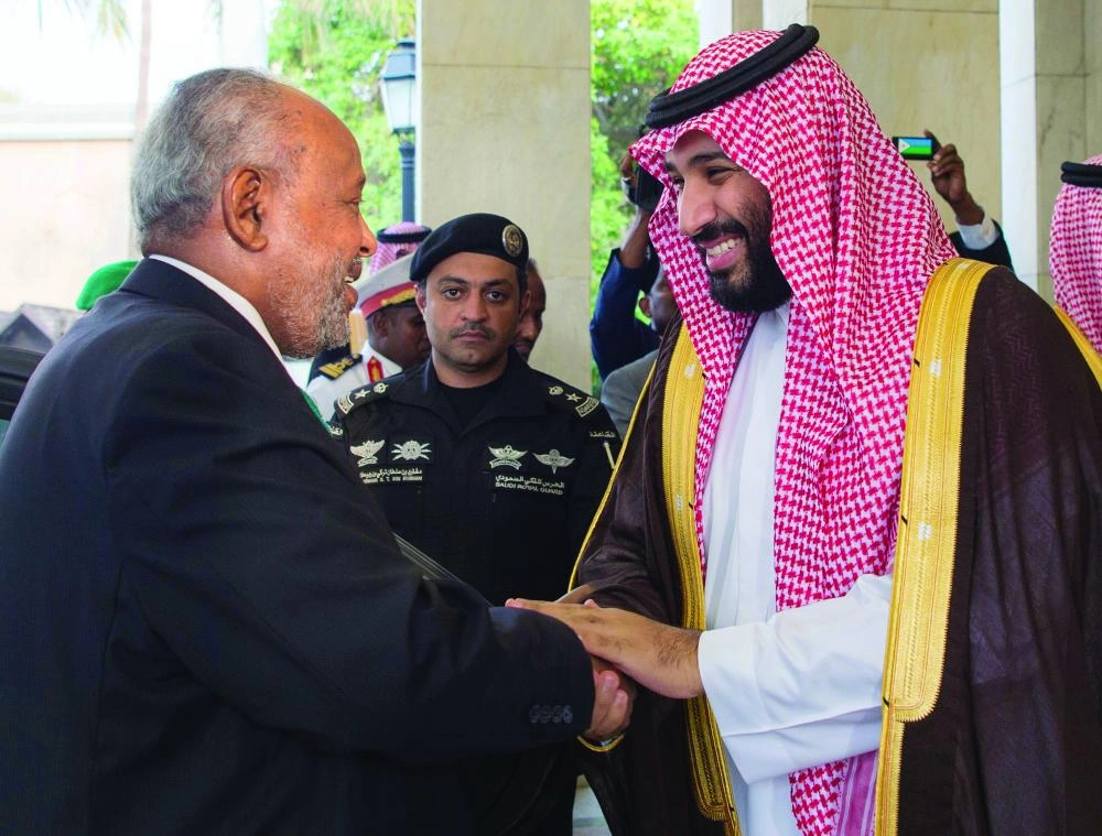 






ولي العهد مصافحا رئيس جمهورية جيبوتي