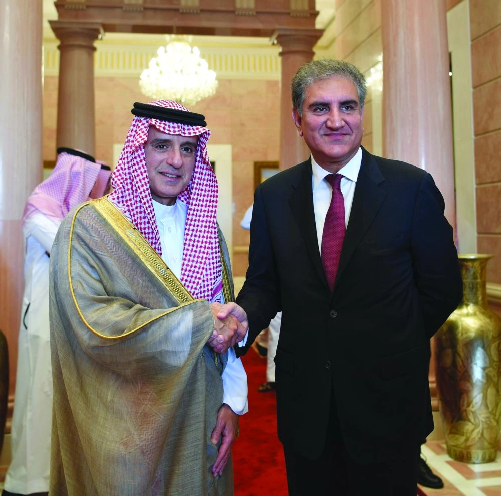 عادل الجبير مصافحا شاه محمود  (واس) 